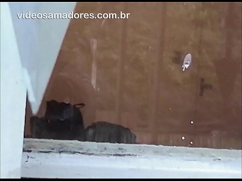 ❤️ Home cachondo mirando á súa moza con outro mozo, gravando un vídeo de carallo sen molestar á parella ❤ Porno en nós ❌