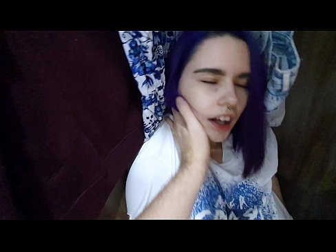 ❤️ Atopo a miña irmá no armario e axudouna a correrse ❤ Porno en nós ❌